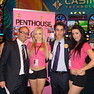 Antonio Leiva y Alvaro de Laguno Jr. con azafatas de Penthouse